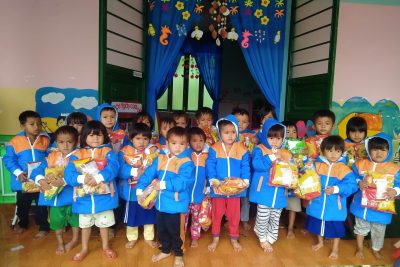 Các con nhận quà cô Hiền xin của quý mạnh thường quân